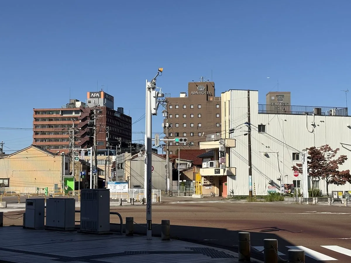 朝の小松の街並みと2つのアパホテル